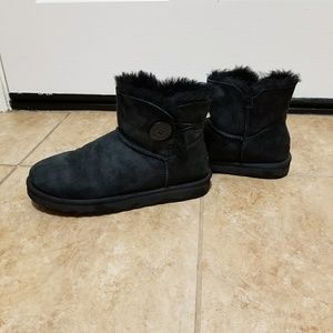 **FLASH SALE** UGG Bailey Button in Black
